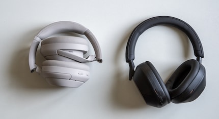 Transport without a case: no problem with the XM4 (left), harder for the XM5.