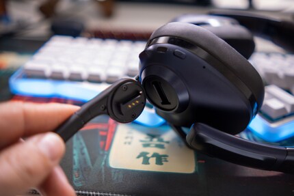 The microphone can be quickly and easily removed and reattached thanks to in-built magnets.