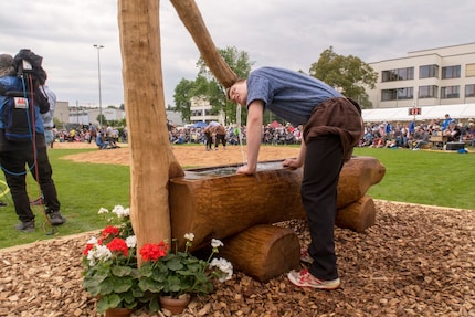 A must for any Alpine wrestling festival: going to the fountain is a ritual for many fighters.