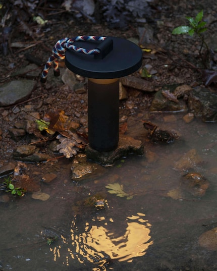 Die Lampe «Quasar» glimmt den Weg.