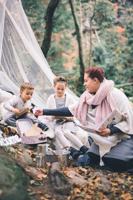 «Zauberglanz» ist zuständig fürs Kinder-Entertainment: wie hier im Rahmen einer Herbsthochzeit im Wald.