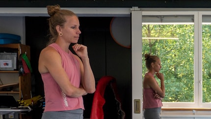 In this photo, her scrutinising gaze is focused on me. But Pascale also picks up on the smallest details on worn shoes.