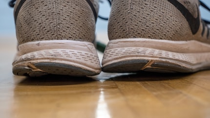 The sole has suffered somewhat on the outside. My leg axis and running style are to blame. These days, I’m trying to jog less over the heel.