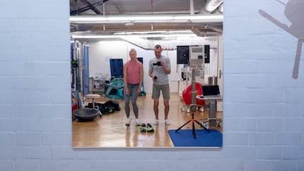 We’ll put an X and an O in front of you: Pascale demonstrates what it’d look like if my knee bent inwards.