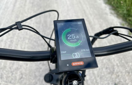 Bei über 25 km/h verpasse ich den «Sweet Spot» knapp. Ich bekomme noch Tretunterstützung, zu erkennen rechts, aber nicht mehr viel. Hier tue ich also etwas für meine Fitness.