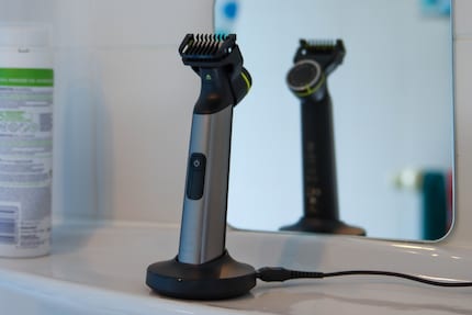 Der OneBlade Pro in seiner Ladestation.