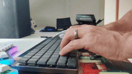 The MX Mechanical Mini flexes without much effort – and no: it’s not (just) due to the desk mat.