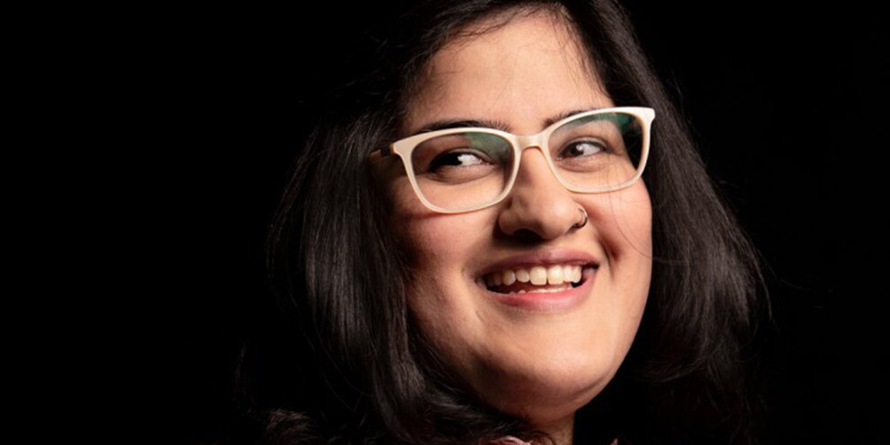 Head Writer Bisha K. Ali, bekannt für ihre persönliche und politische Comedy.