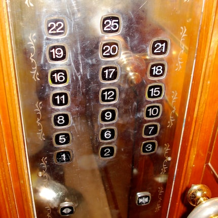 Ein Lift in einem chinesischen Hotel. Zahlen, die Unglück bringen, werden einfach übersprungen.