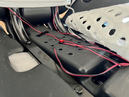 Der «Drucksensor» ist nicht viel mehr als ein einfacher Knopf. Daneben ist der Temperaturfühler zu erkennen, der normalerweise ins Plastikgehäuse geschoben ist.