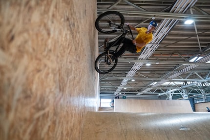 Aus dem Nichts klebt da plötzlich ein Biker an der Wand.