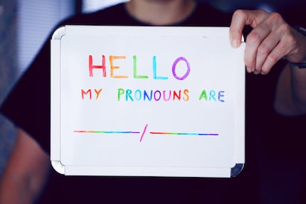 Immer häufiger geben Menschen beispielsweise auf ihren Social Media Profilen an, wie sie gerne angesprochen werden möchten. She/her (sie/Ihr), he/him (er/ihm) oder das neutrale englische Pronomen they/them.