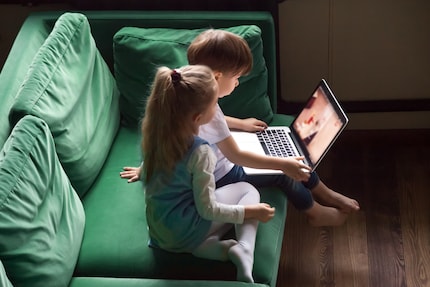 Um beim Packen auch von den Kindern nicht gestört zu werden, ist es legitim, sie dem Medienkonsum zuzuführen.