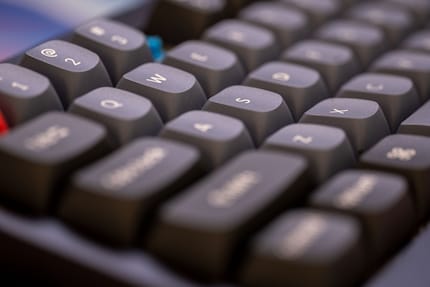 Die ANSI-Version kommt mit Keycaps und Switches.
