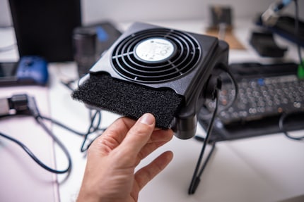 The activated carbon filter can be removed quickly.