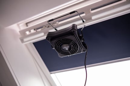 The stand allows the extractor to be hung up.