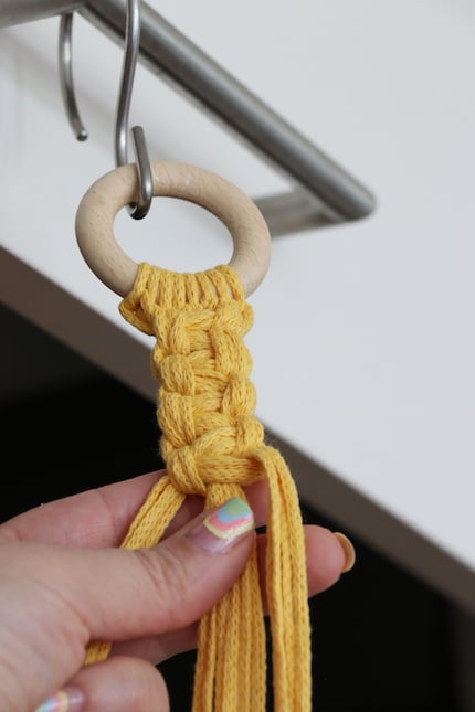 Dann den Knoten nach oben schieben und festziehen.