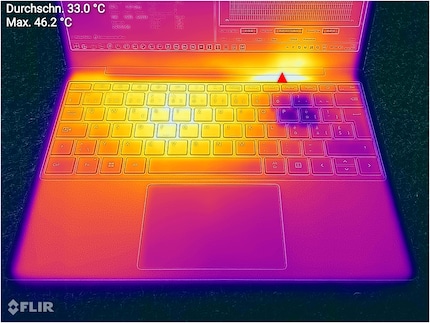 Das Gehäuse des Microsoft Surface Laptop Go 2 wird bei dauerhafter Auslastung der CPU an der wärmsten Stelle 46,2 Grad Celsius warm.