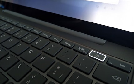 Keine Gesichtsentsperrung, dafür ein in der Power-Taste integrierter Fingerabdrucksensor.