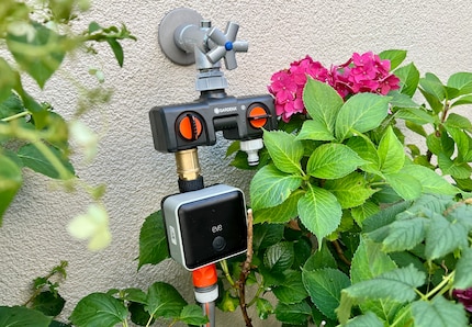 The Eve Aqua after successful installation on the tap. Normally you should also be able to attach it directly to the tap, avoiding the need for an intermediate thread.