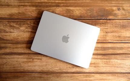 The Apple logo now measures 4.6 centimetres in height, compared to 3.9 before.