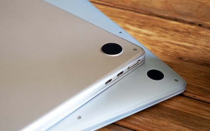 New rubber pads: above, the MacBook Air with its M2 processor, below, the M1 model.