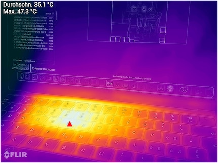Thermal image of the Apple MacBook Air M2. While testing, the warmest spot reached 47.3 degrees Celsius.