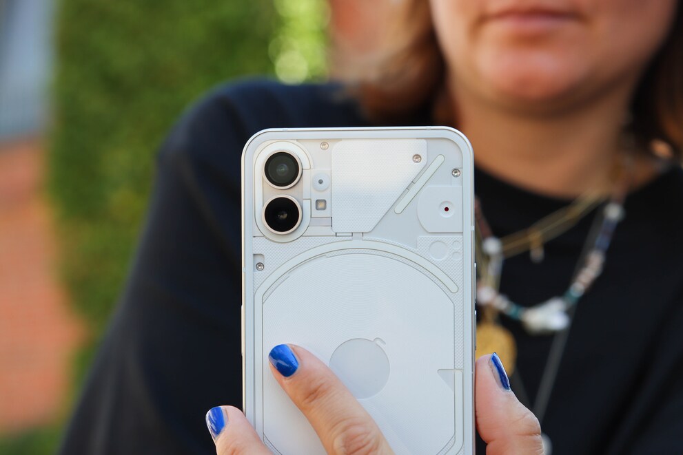 Das Phone (1) ist zwar ein wenig transparent, sein Innenleben sieht man trotzdem nicht.