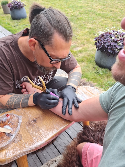 Von Thomas liess ich mir das erste (und letzte?) Tattoo stechen.