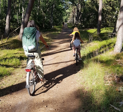 Velotour mit der Familie. Der Waldboden ist so weich, da braucht es nicht zwingend einen Helm.