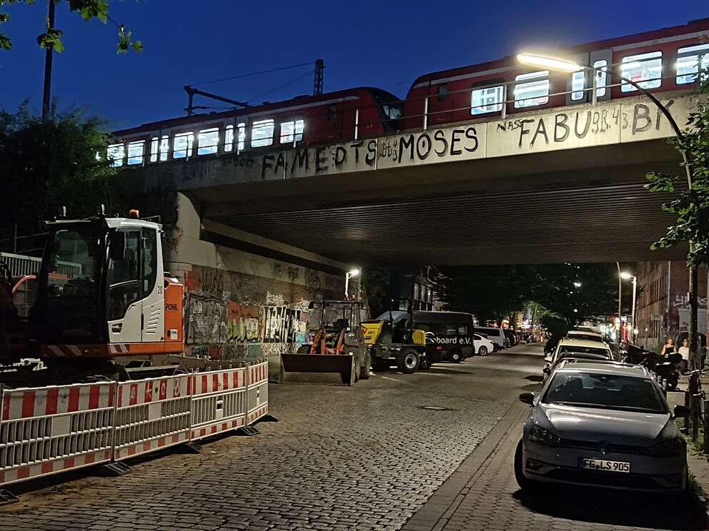 Der Nachtmodus hellt das Bild auf, könnte bei ganz hellen Bereichen aber noch mehr Details liefern.
