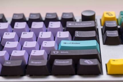 Auf Höhe der Enter-Taste tippt es sich härter als auf der restlichen Tastatur.