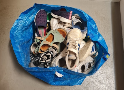 Rein in die Tüte: Fast alles Schuhe landen bei uns im Ikea-Sack.