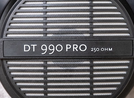 For those who can’t read: this is the DT 990 Pro.