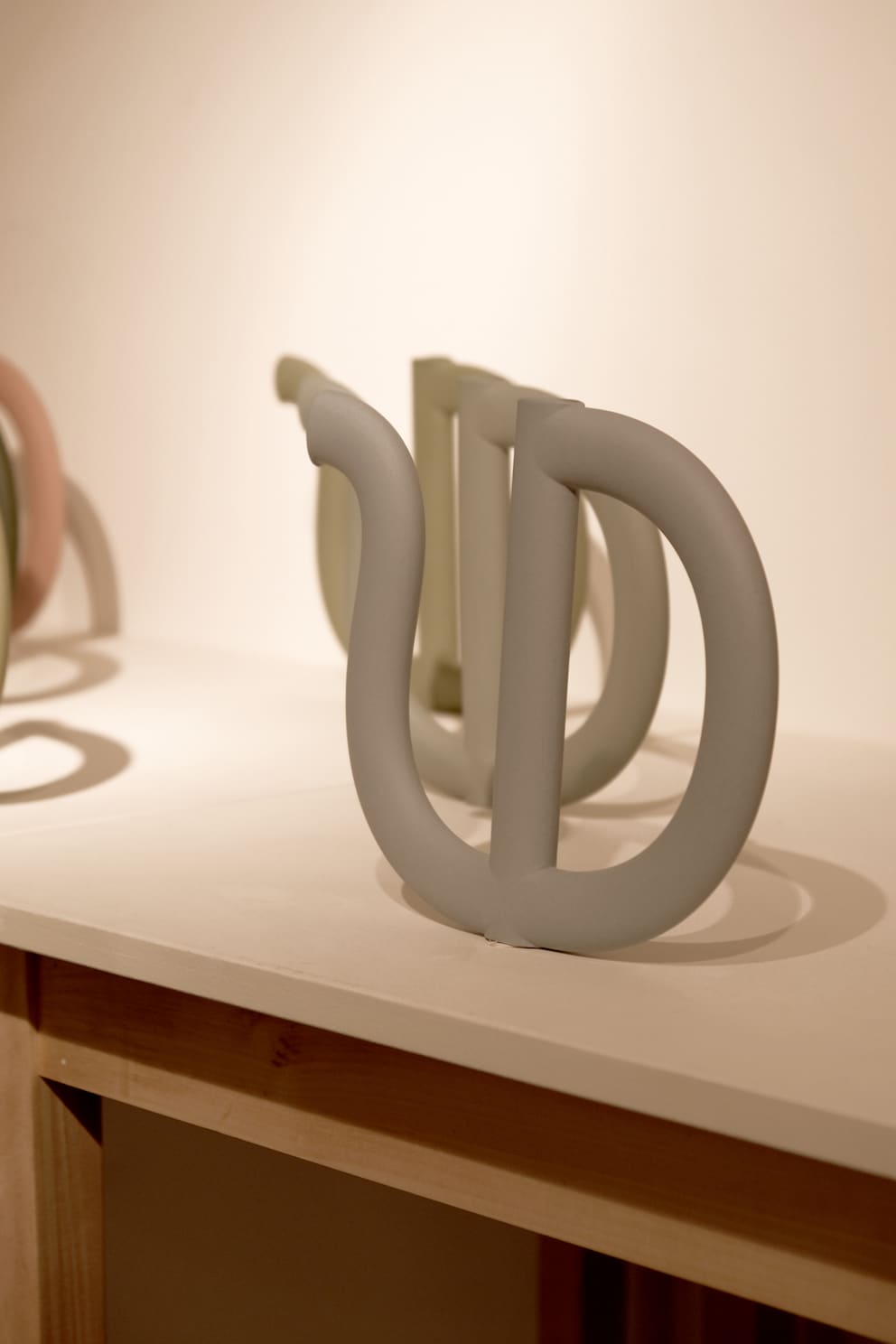 Die ovale Form des Schlauchs verstärkt den grafischen Charakter der Keramikkanne.