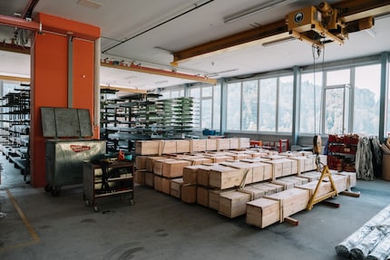 The round steel is delivered in wooden crates from Germany and Italy.