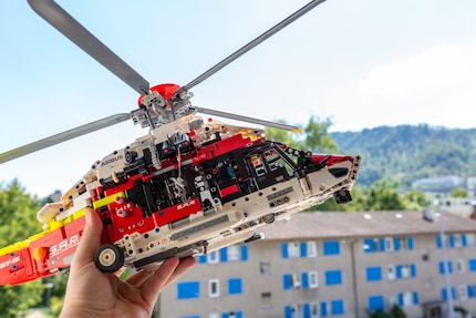 Mit eingeklapptem Frontfahrwerk fliegt der Helikopter zum nächsten Rettungseinsatz.