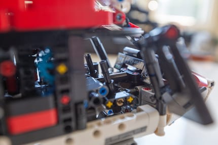 Mit den Knüppeln im Cockpit lässt sich der Hauptrotor verstellen.