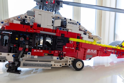 Die linke Seite des Helikopters mit dem Ein- und Ausschaltknopf des Motors.