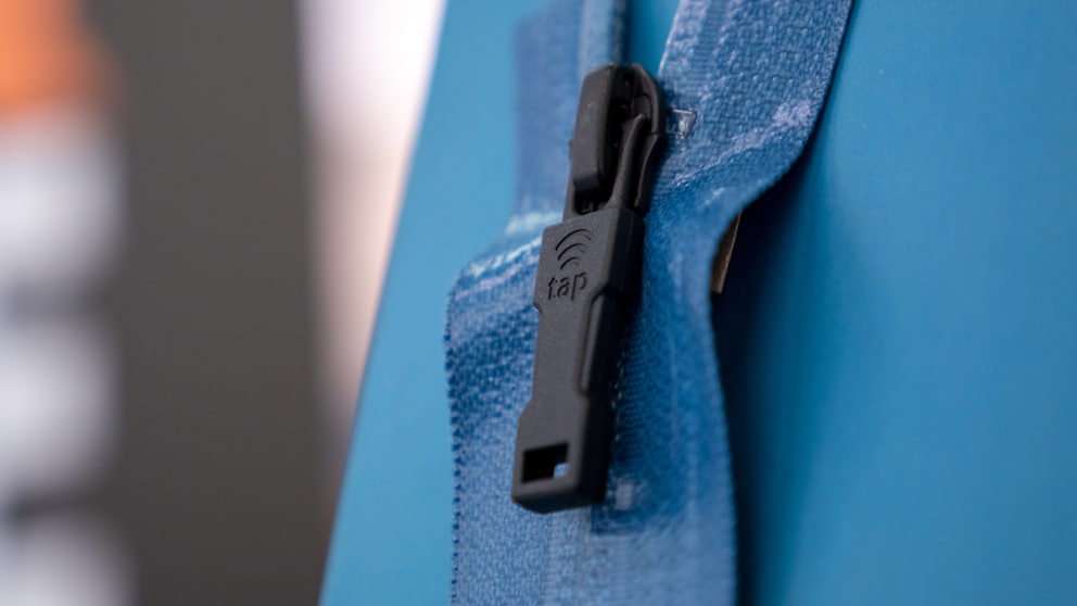 Der «Smart Zipper» verbindet deine Jacke mit der Online-Welt.