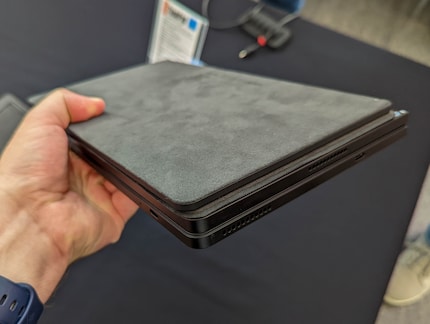 Tastatur im Standfuß, außen am X1 Fold.