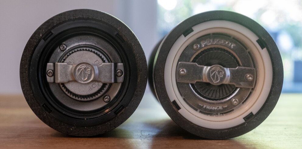 Pfeffer links, Salz rechts.