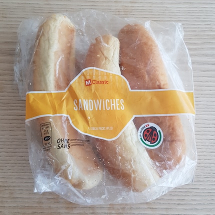 Ok, wirklich geniessbar sehen diese Hotdog-Brötchen nicht mehr aus – weg damit.