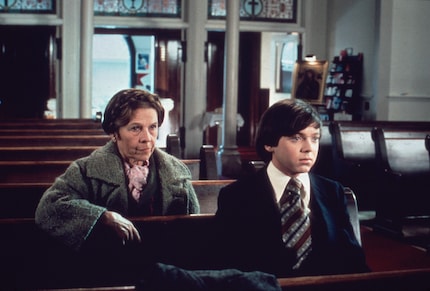An avid funeral goer, Harold meets Maude at a memorial service.