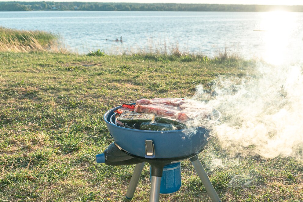 Beim Grillen auf dem Rost tropft Fett und Öl in die Gasflamme und sorgt für ordentlich Rauch.