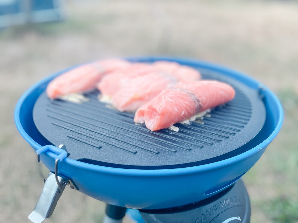 Auf der Grillplatte wird der Fisch gleichmässig und sauber gebraten.