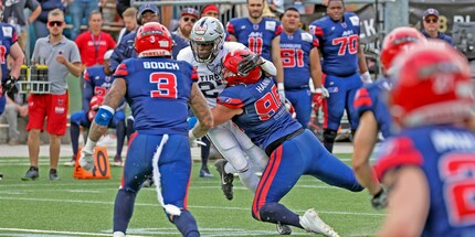 Kein Durchkommen für den Running Back der Tirol Raiders. Tim Hänni bringt ihn zu Boden. Foto: Holger Beck