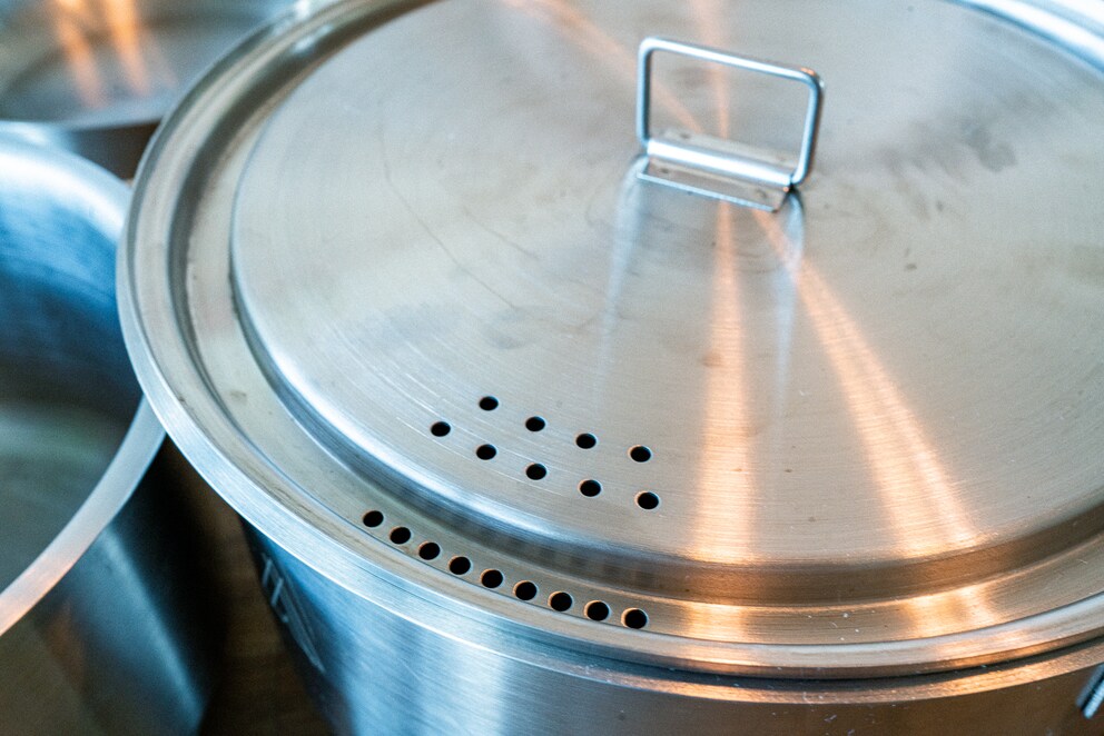 Gut gedacht ist nicht zwingend gut gemacht. Die Löcher im Deckel sind leider zu klein rsp. zu wenige, um damit wirklich gut Wasser abgiessen zu können.