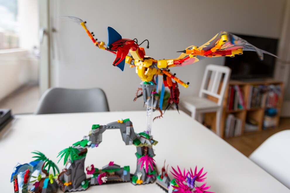 Toruk sitzt bei Lego Avatar auf einem Ständer über dem Diorama.