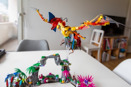 Toruk sitzt bei Lego Avatar auf einem Ständer über dem Diorama.